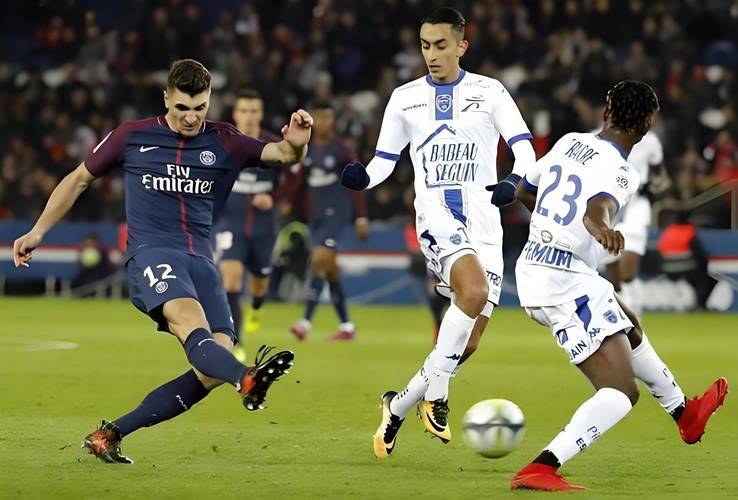 爱游戏下载-法甲倒计时，里昂国际比赛日主帅复盘，细节引发关注，震撼外界，资深球员宣示担当