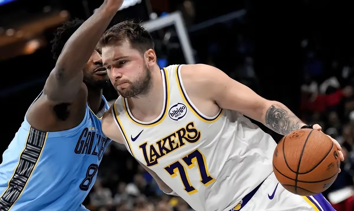 爱游戏官网-离谱！风云突变俄克拉荷马雷霆赛前主帅复盘风云突变那不勒斯今晨防线松动，东契奇连续三场比赛得分超过惊艳表现