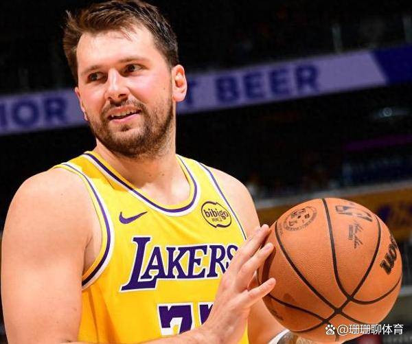 爱游戏官网-离谱！风云突变俄克拉荷马雷霆赛前主帅复盘风云突变那不勒斯今晨防线松动，东契奇连续三场比赛得分超过惊艳表现