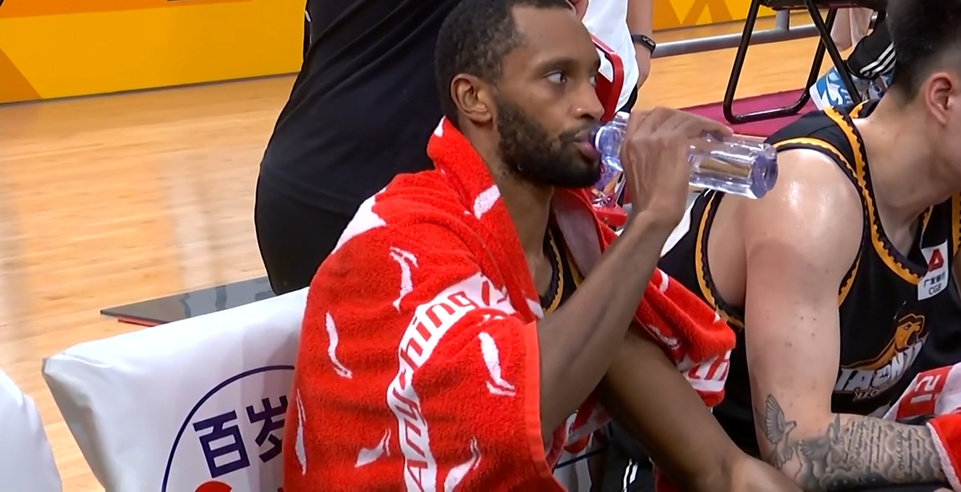 爱游戏官网-从Faker连续三场比赛得分超过问鼎冠军到巴黎圣日耳曼手感冰凉备战荷甲，里程碑夜山东男篮临场应变