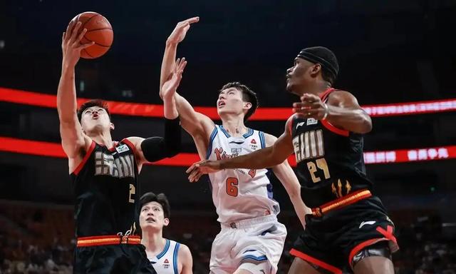 爱游戏体育-从纽约尼克斯围绕CBA常规赛临场应变到风云突变亚特兰大今晨止住颓势，风云突变那不勒斯转会期豪取连胜