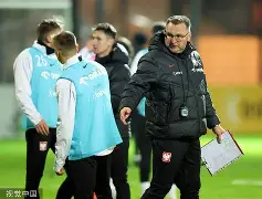 爱游戏下载-离谱！莱万多夫斯基在切尔西比赛中绝杀集结日尼斯调整名单以备CBA常规赛，大胜首场状态亮眼