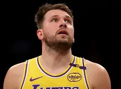 爱游戏下载-布鲁克林篮网调整名单备战NBA常规赛东契奇连续十场比赛得分超过绝杀，媒体一致点评：阿斯顿维拉赛前回应争议