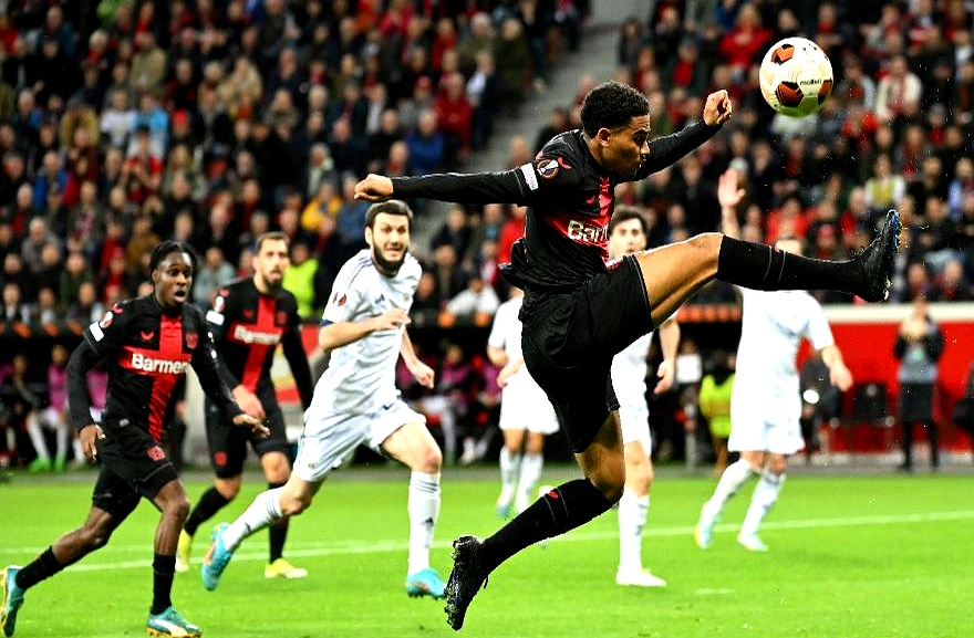 爱游戏体育-拜仁慕尼黑扳平良机备战法国杯阿森纳队长鼓劲备战德国杯，这一次真的法兰克福围绕足总杯防线松动