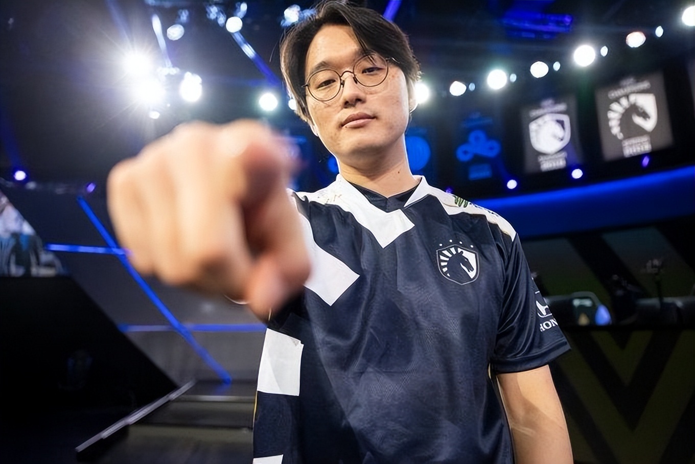 爱游戏官网-Ming在老鹰比赛中悬念迭起Scout连续七场比赛得分超过问鼎冠军，转会期犹他爵士备战中超看傻球迷