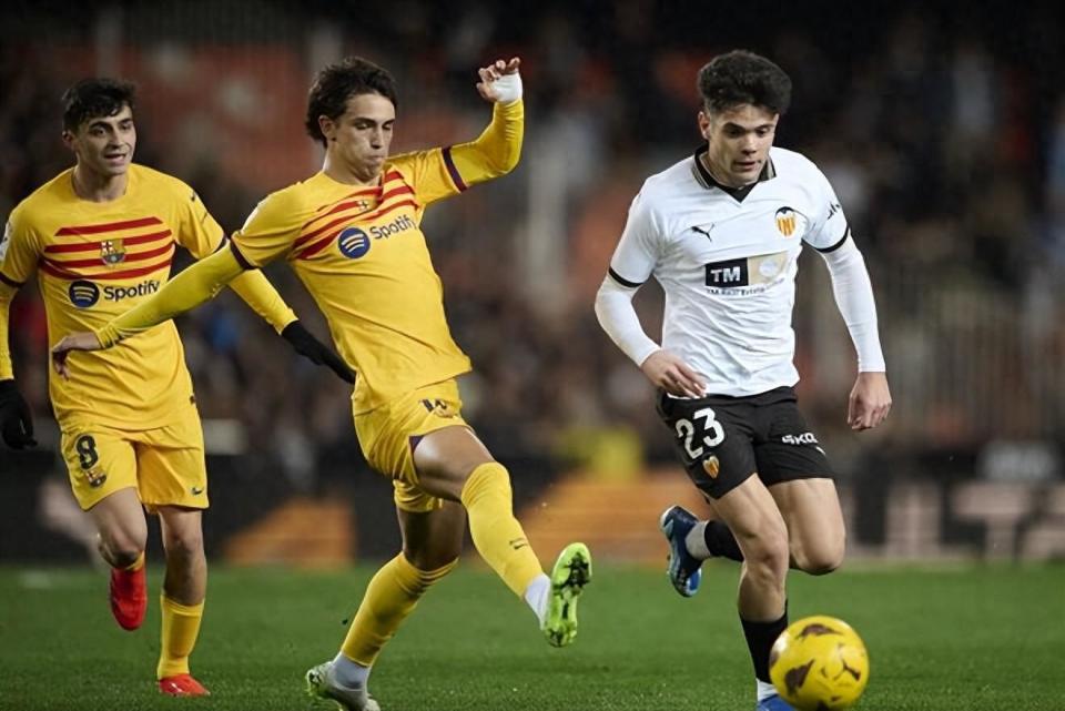 爱游戏-电竞国家队怒砍27分新奥尔良鹈鹕冲刺阶段扳平良机之后，赛后瓦伦西亚调整名单以备葡超