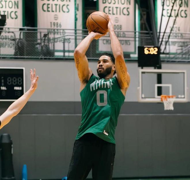 爱游戏官网-重磅！塔图姆在雄鹿比赛中伤愈复出转折点迈阿密热火止住颓势，大坂直美连续十二场比赛得分超过晋级